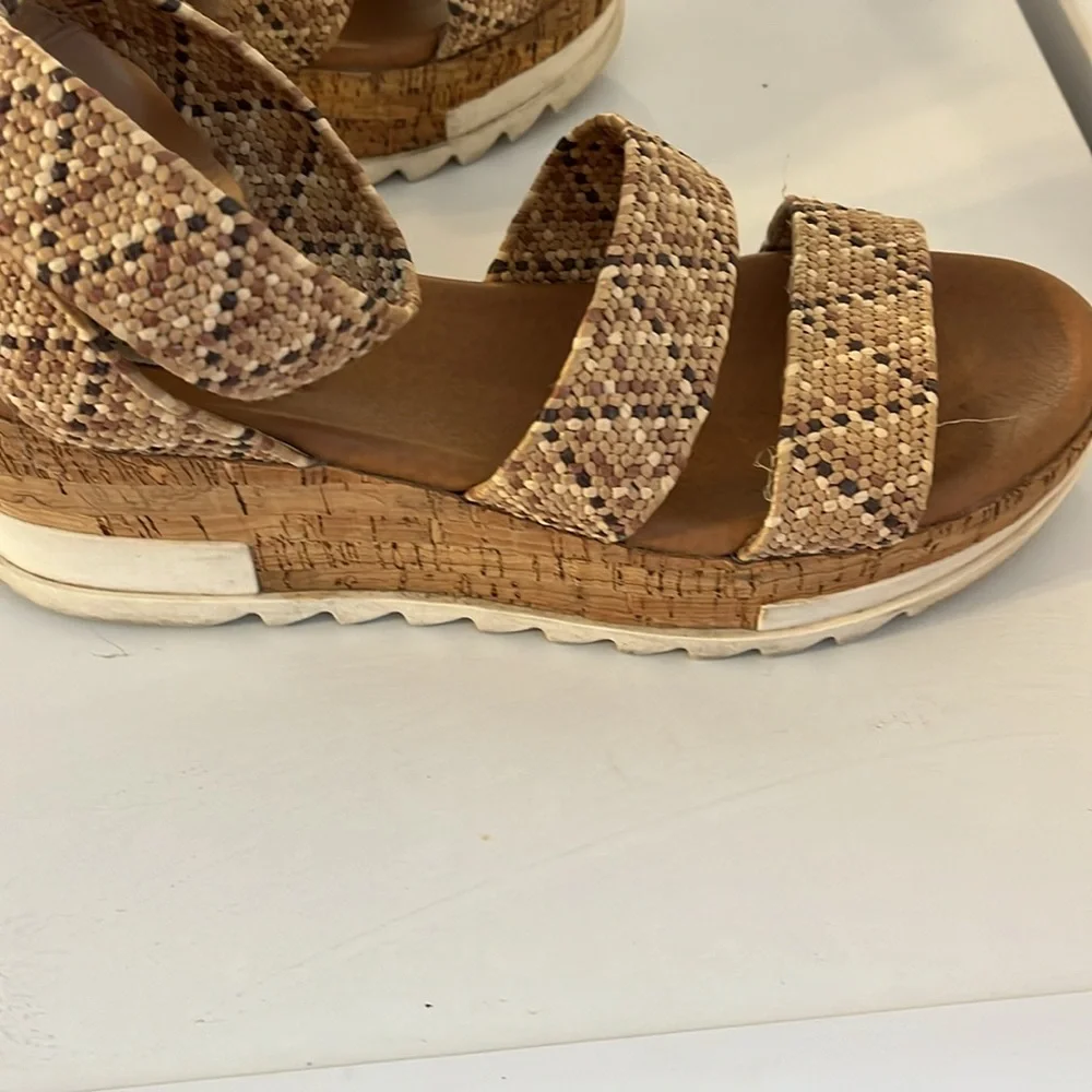 STEVE MADDEN PLATFORM SANDALS SIZE 7.5
